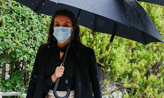 La reina Letizia estrena look por primera vez desde verano en los Premios Nacionales de la Moda