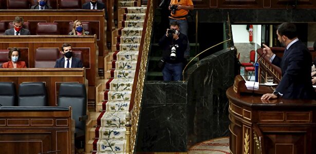 Santiago Abascal responde desde la tribuna a Pablo Casado | EFE