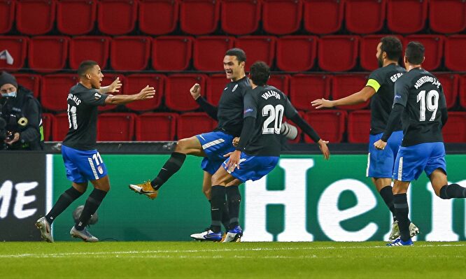 Los jugadores del Granada celebran el gol de Jorge Molina (2i) que hacía subir el 1-1 provisional al marcador. | Cordon Press