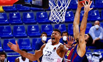 Edy Tavares y Pierre Oriola, durante el Clásico del Palau Blaugrana. | EFE