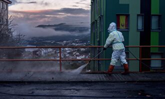 Un operario desinfecta una calle | EFE