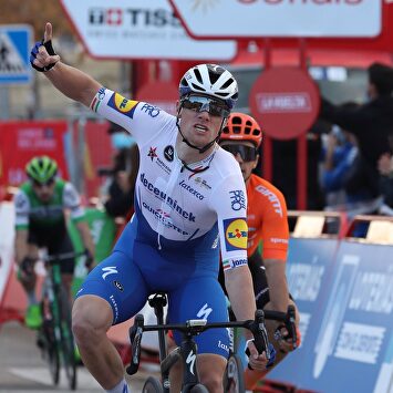 Sam Bennett celebra su victoria en Ejea de los Caballeros. | EFE