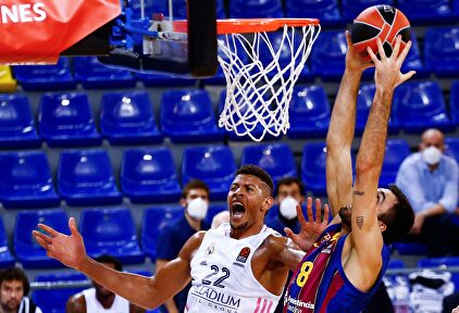 Edy Tavares y Pierre Oriola, durante el Clásico del Palau Blaugrana. | EFE