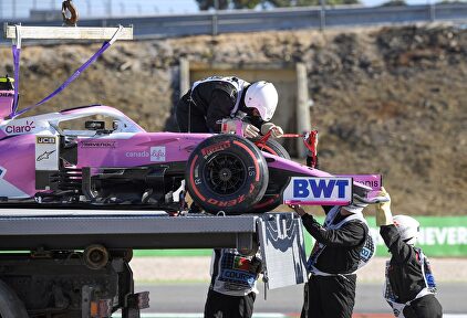 Los comisarios retiran el coche accidentado de Lance Stroll. | EFE