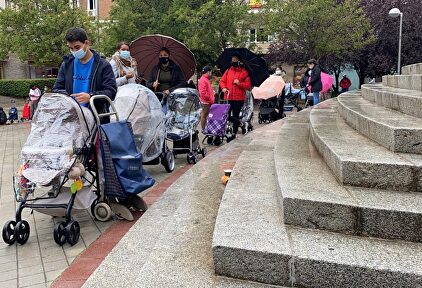 Colas para recoger comida en Madrid. | Fundación Madrina