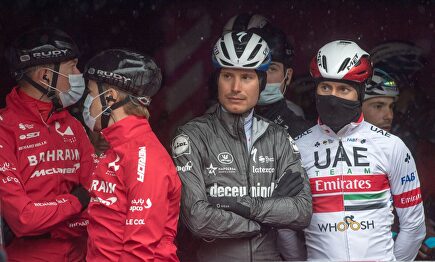 Los ciclistas se plantaron en la antepenúltima etapa del Giro de Italia, que se acabó disputando. | EFE