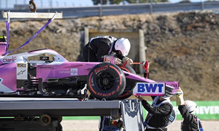 Los comisarios retiran el coche accidentado de Lance Stroll. | EFE