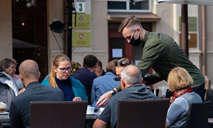 Solo se produce un positivo por cada 100 establecimientos hosteleros. | Alamy