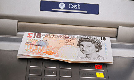 Dinero en efectivo en cajero de Reino Unido. | Alamy