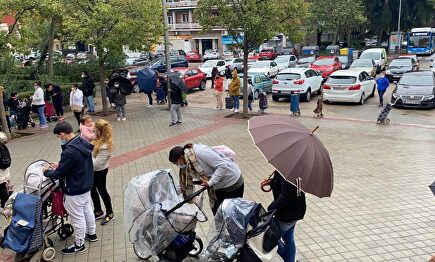 Cola de espera para recibir una bolsa de alimentos (Madrid) | Fundación Madrina