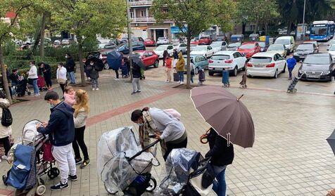 Modelos, periodistas, azafatas, presentadores de televisión, famosos y autónomos se unen a las colas del hambre