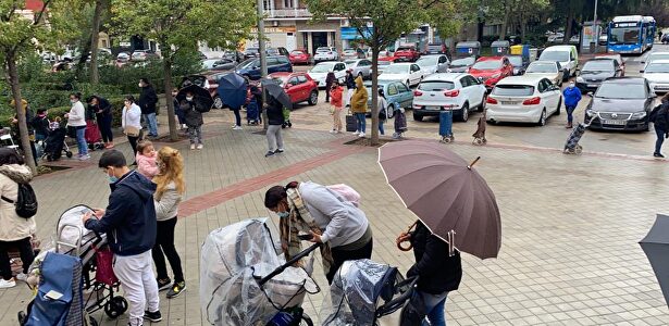 Cola de espera para recibir una bolsa de alimentos (Madrid) | Fundación Madrina