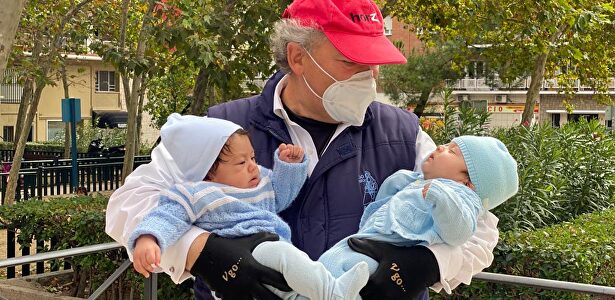 Conrado Giménez, presidente de la Fundación Madrina, sujeta dos bebés que son atendidos en la organización | Fundación Madrina