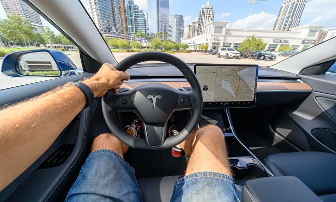 Tesla ha empezado a distribuir el sistema de conducción autónoma Full Self-Driving. | Alamy