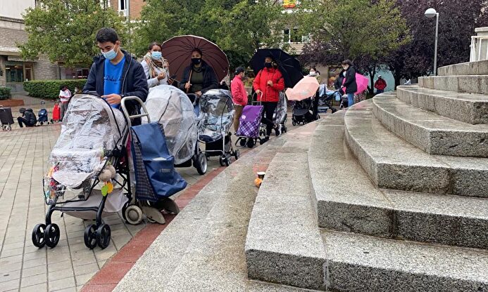 Colas para recoger comida en Madrid. | Fundación Madrina