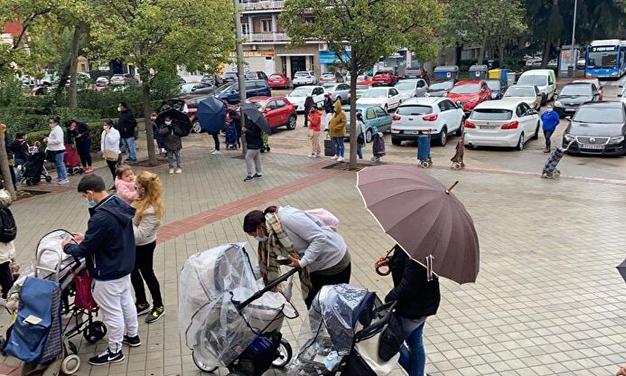 Cola de espera para recibir una bolsa de alimentos (Madrid) | Fundación Madrina