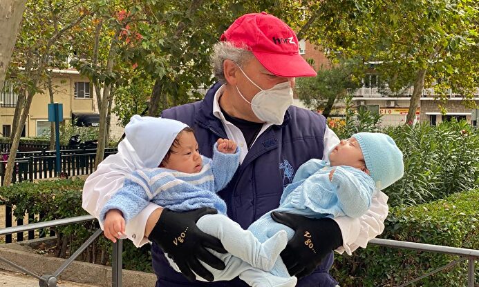 Conrado Giménez, presidente de la Fundación Madrina, sujeta dos bebés que son atendidos en la organización | Fundación Madrina