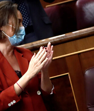 Garcia Egea y Gamarra aplauden a Casado. | EFE