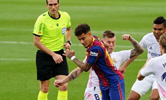 El árbitro Martínez Munuera (i), durante el clásico del Camp Nou entre Barcelona y Real Madrid. | Cordon Press