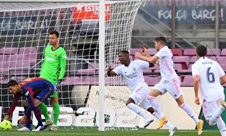 Lenglet coge la pelota tras el gol de Valverde. | EFE