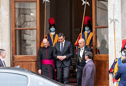 El presidente del gobierno, Pedro Sánchez, rodeado del cuerpo diplomático del Vaticano en su visita al Papa Francisco. Al fondo soldados de la Guardia suiza custodian la entrada a las estancias papales. | EFE