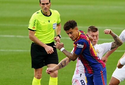 El árbitro Martínez Munuera (i), durante el clásico del Camp Nou entre Barcelona y Real Madrid. | Cordon Press