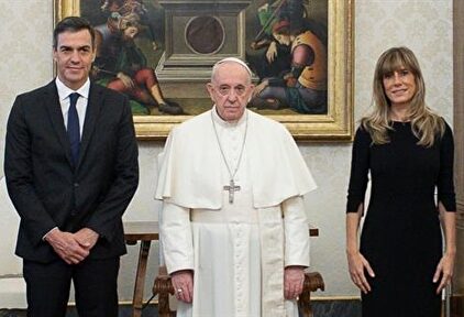 El Papa Francisco con el presidente del gobierno, Pedro Sánchez y su mujer, Begoña Gómez | VATICAN NEWS