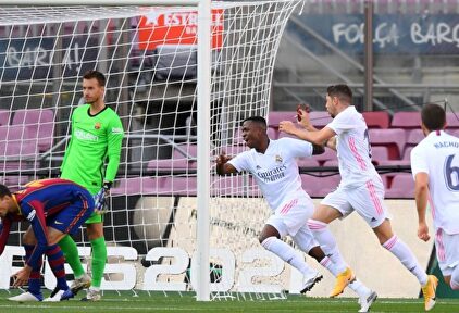 Lenglet coge la pelota tras el gol de Valverde. | EFE