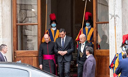 El presidente del gobierno, Pedro Sánchez, rodeado del cuerpo diplomático del Vaticano en su visita al Papa Francisco. Al fondo soldados de la Guardia suiza custodian la entrada a las estancias papales. | EFE