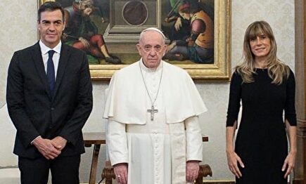 El Papa Francisco con el presidente del gobierno, Pedro Sánchez y su mujer, Begoña Gómez | VATICAN NEWS