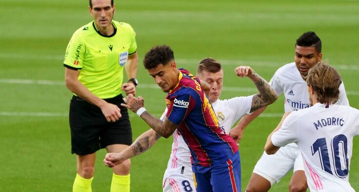 El árbitro Martínez Munuera (i), durante el clásico del Camp Nou entre Barcelona y Real Madrid. | Cordon Press