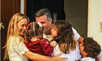 Leopoldo López abraza a su mujer Lilian Tintori y a sus hijos en Madrid. | Instagram