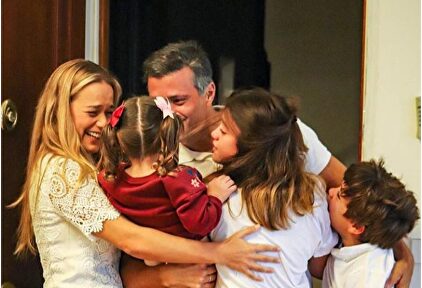 Leopoldo López abraza a su mujer Lilian Tintori y a sus hijos en Madrid. | Instagram
