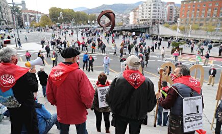 Un momento de la concentración semanal en Bilbao, este lunes, convocada por el Movimiento de Pensionistas de Vizcaya. | EFE