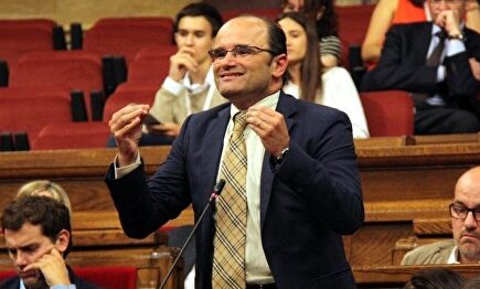 El exdiputado del PP, Sergio Santamaría en una intervención en el Parlamento catalán | Linkedin