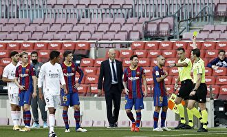 Martínez Munuera muestra amarilla a Jordi Alba durante un lance del Clásico. | EFE