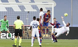 Momento del penalti de Lenglet a Sergio Ramos. | EFE