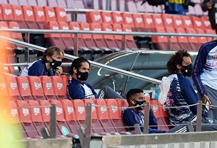 Isco (2i), en las gradas del Camp Nou junto a Modric, Rodrygo, Marcelo y Militao. | Cordon Press