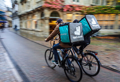 Riders de Deliveroo efectuándo un reparto. | Alamy