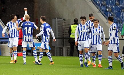 Los jugadores de la Real Sociedad celebran un gol en el partido de Liga contra el Huesca. | EFE