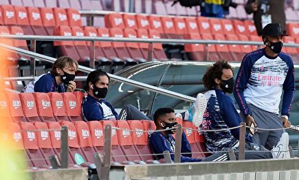 Isco (2i), en las gradas del Camp Nou junto a Modric, Rodrygo, Marcelo y Militao. | Cordon Press