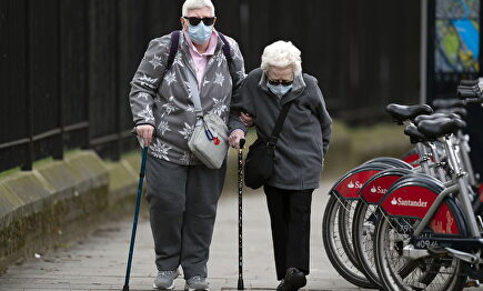 Los ancianos son la población más vulnerable frente a la covid 19. La vacuna de Oxford ha generado una respuesta prometedora. | EFE