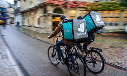 Riders de Deliveroo efectuándo un reparto. | Alamy