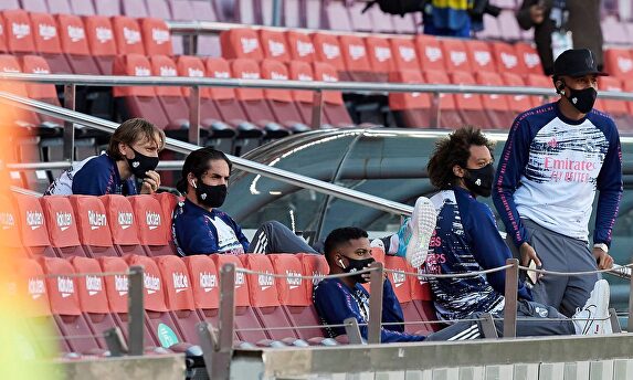 Isco (2i), en las gradas del Camp Nou junto a Modric, Rodrygo, Marcelo y Militao. | Cordon Press