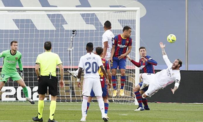 Momento del penalti de Lenglet a Sergio Ramos. | EFE