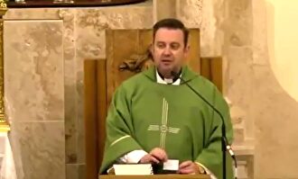 El rapapolvo de un cura en la misa para que los fieles donen más