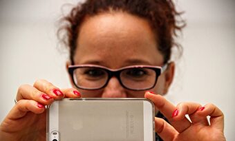 Una mujer con un iPhone. | Pixabay