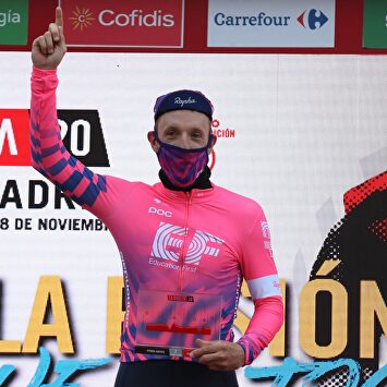 Michael Woods, en el podio de la meta de Villanueva de Valdegovía. | EFE