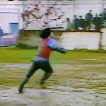 Maradona en el barro con el Nápoles. | Twitter