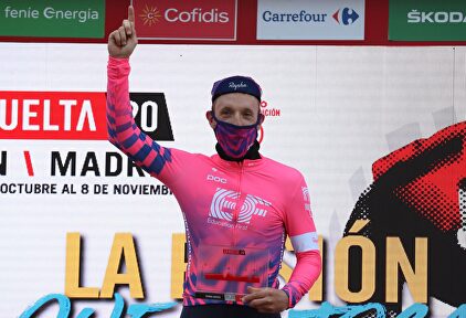 Michael Woods, en el podio de la meta de Villanueva de Valdegovía. | EFE